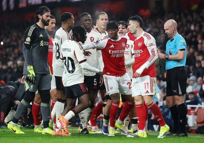 对重伤球员施暴！阿森纳红星遭狂喷：可耻逃红 利物浦全队该揍他